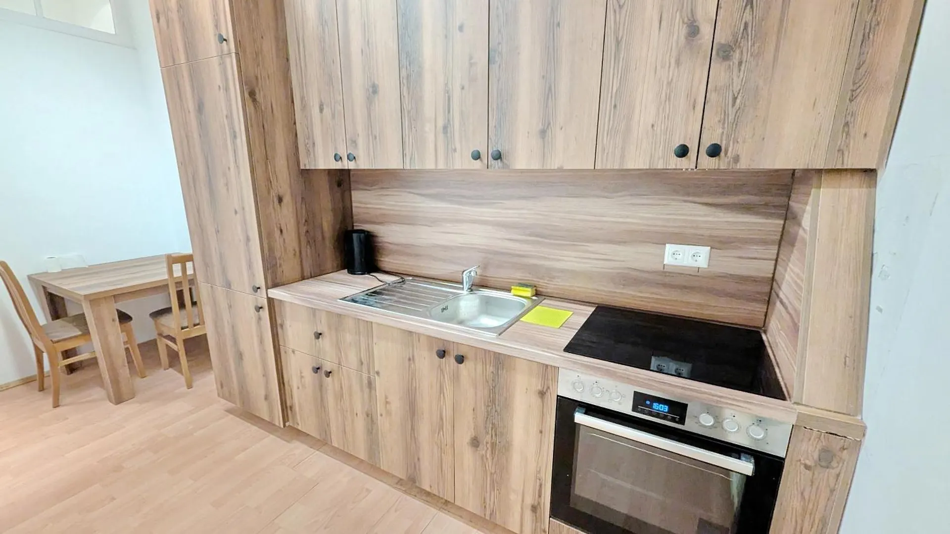 Spacious Rooms - 15 Min From Airport & City Center, 5 Min From Vienna Main-Bus Station Ez 12 0*,  Österrike